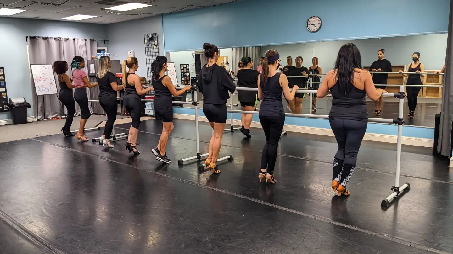 Las Bellas working on techniques 👑
.
.
.
.
#bachata #bachateras #latinas #queen #ladiesteam #dancelife #dancing #davie #broward #miami #soflo
